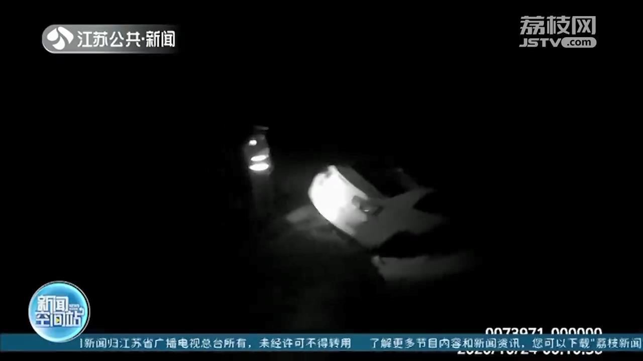 泰兴：女子凌晨开车接打电话 轿车失控冲下河