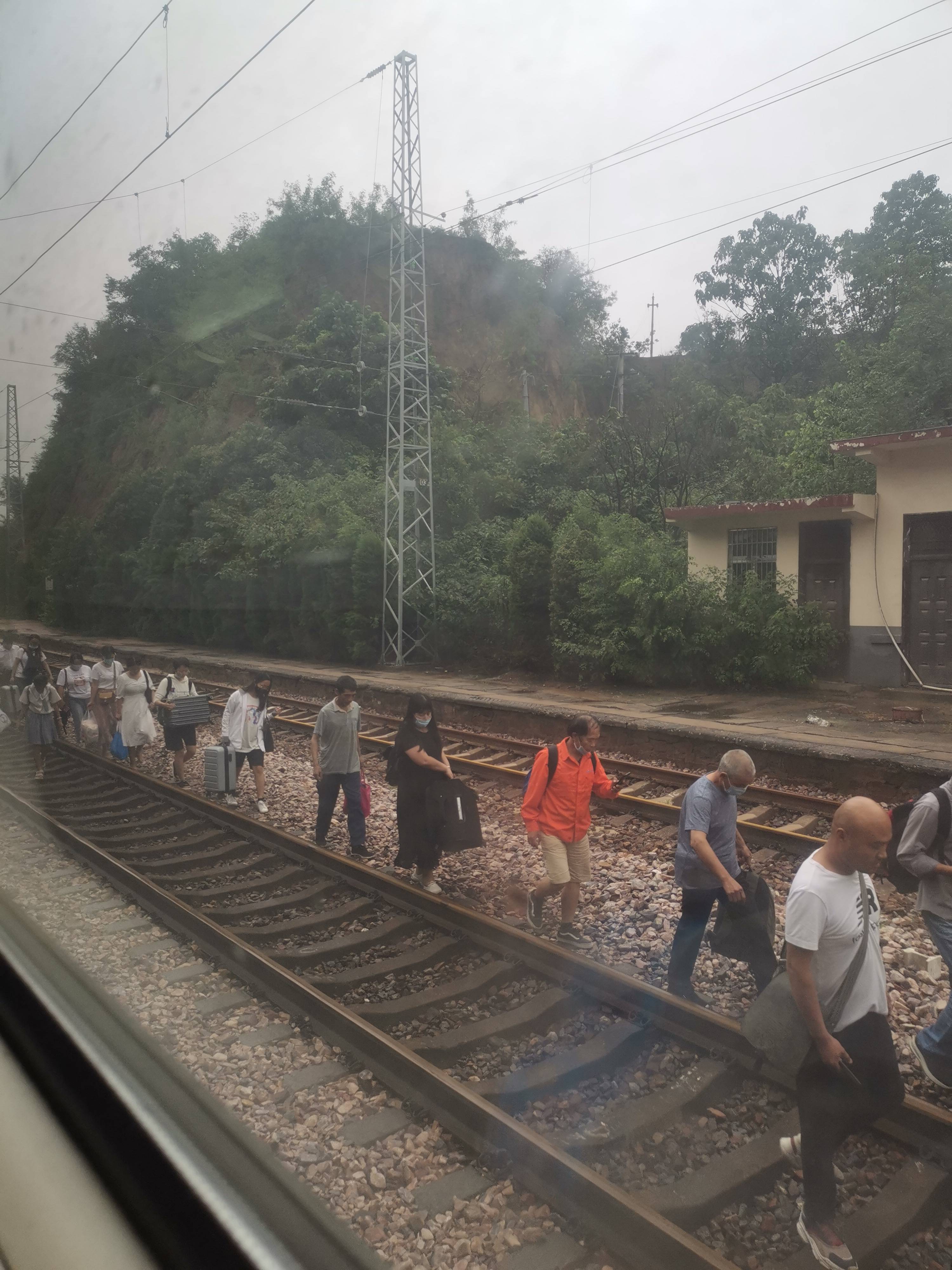 暴雨中K31列车的48小时：乘客分享榨菜，被困三天获救