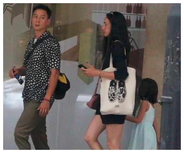 吴彦祖晒女儿出生照，被误会生二胎，曾称已10年不与老婆亲近