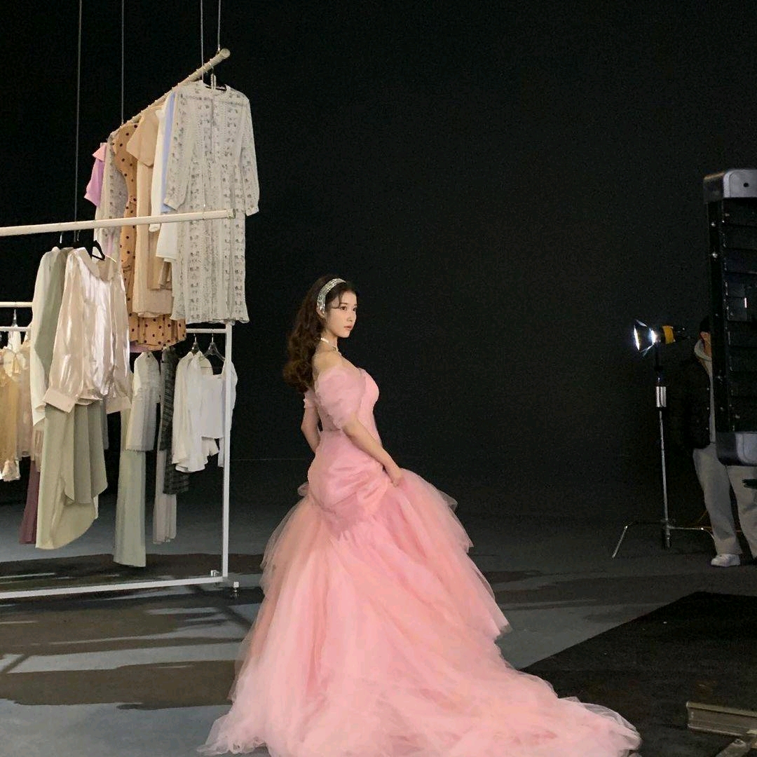 所有女solo斷層第一？ IU油管6支MV破億，小仙女暴風更新隱藏美圖