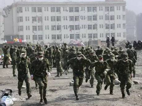 今天，向中国军人致敬！不让英雄流血又流泪
