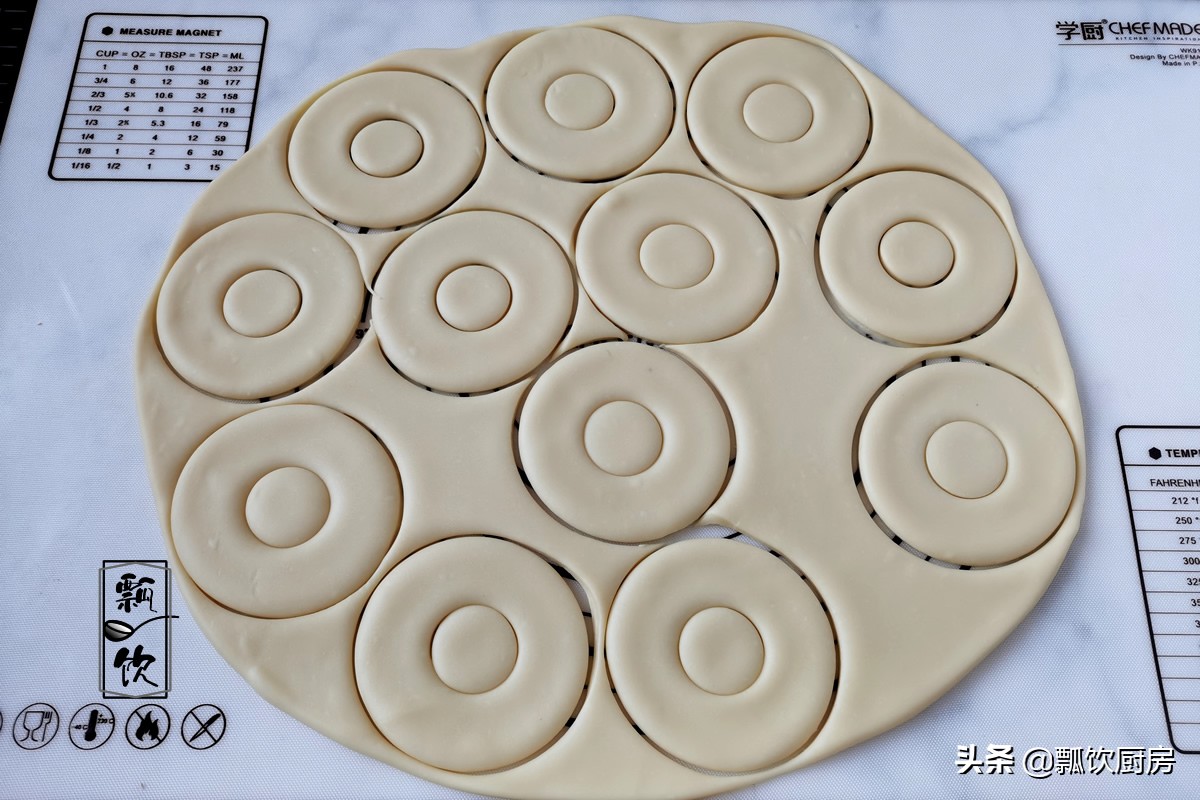 孩子爱吃甜甜圈，一斤面粉炸一堆，巧克力融化后一蘸，和买的一样