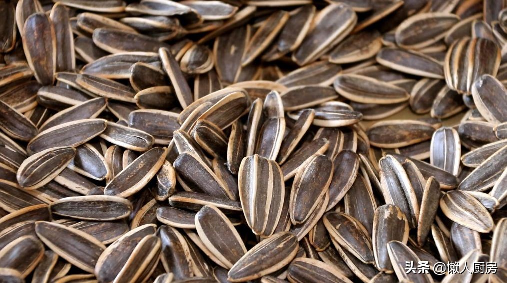 想吃焦糖瓜子不用买，自己在家就能做，一煮二晒三烤制3步搞定