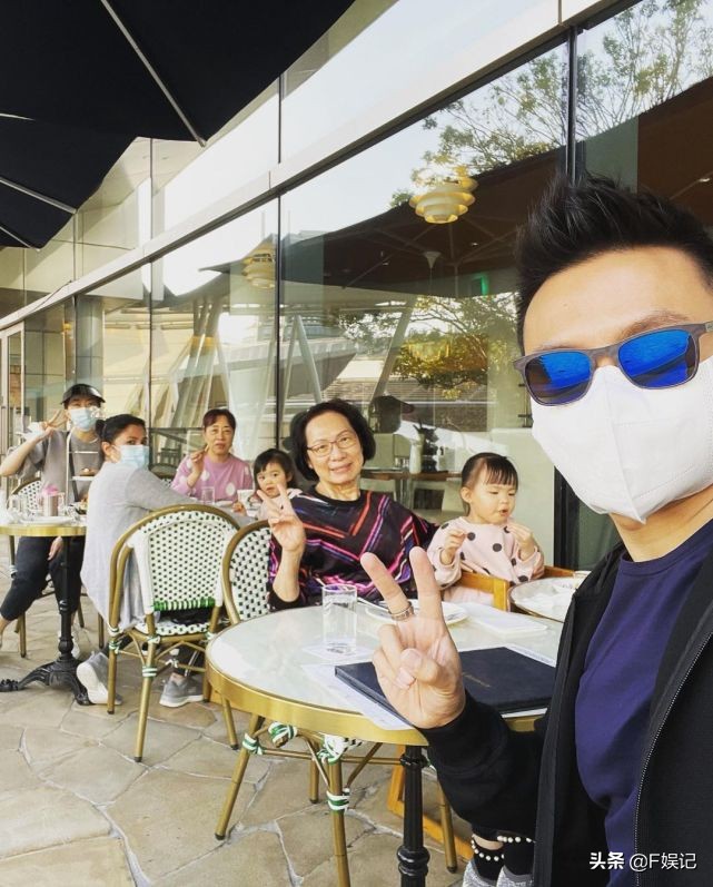 郭可頌熊黛林帶雙胞胎女兒出遊一家四口和雙方母親幸福三代同堂