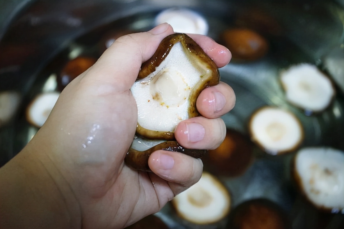 The shiitake mushrooms are made into sweet and sour shiitake mushroom