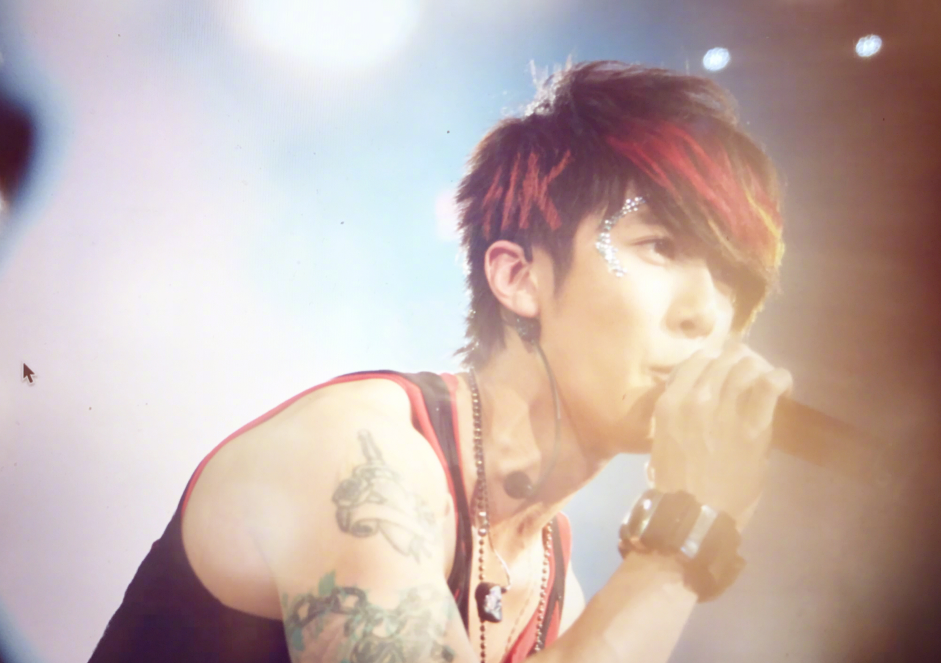 飞轮海出道十五周年，吴尊发文纪念，晒组合初期演出照回忆满满