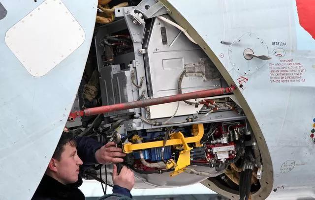 ���ʵ�AWG9�����й��״�ʵ�֡�������������׳��