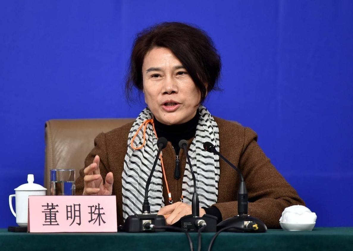 损失300亿，董明珠坚决不裁员，三次直播卖货1