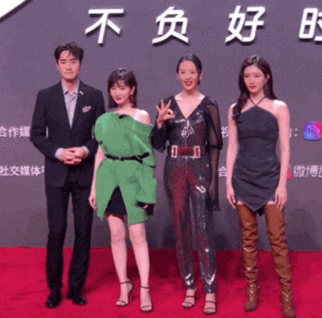 江疏影和杨玏恋爱了？两人旁若无人说悄悄话，