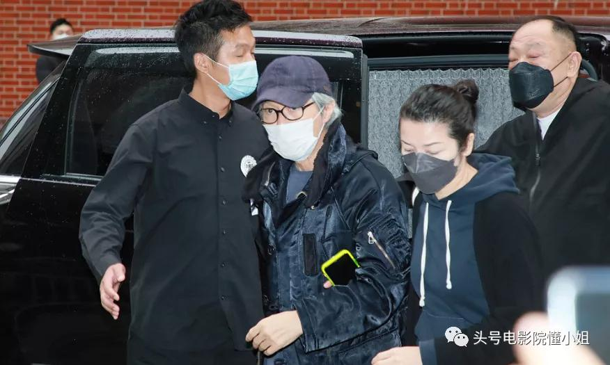 周星驰一头白发送别吴孟达！原来，他最讲情义，这几位都放在心上