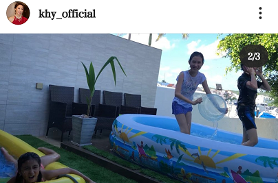 50岁郭可盈罕晒近况，天天给女儿梳头宠爱十足，11岁女儿长相甜美