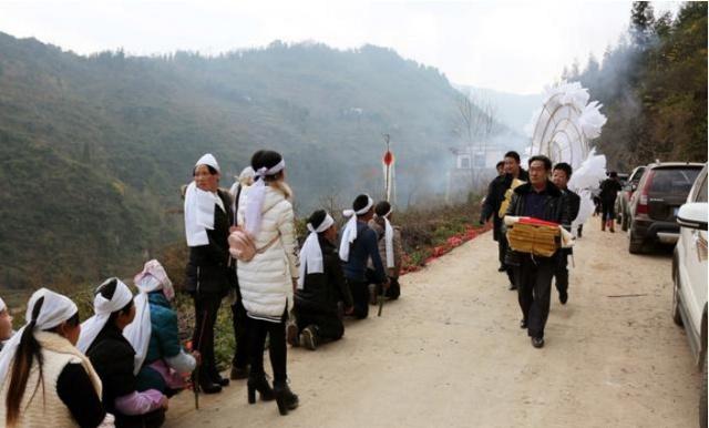 近年农村，办白事又出新怪象，外出打工的农民最吃亏，到底为啥？