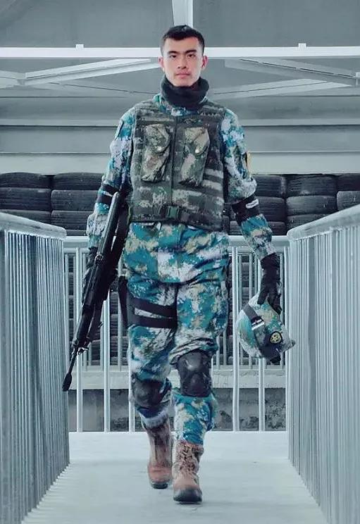军装照VS便装照，军营女神男神天团帅炸
