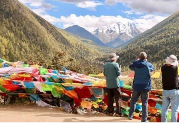 与李白辛弃疾比肩，四个老年人西行三万里的不