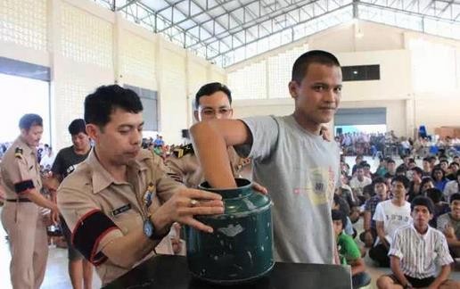 Ϊ��̩���˶�η������ۣ��ξ��ֳ���ĳ������к�ǩ�����ֳ�����