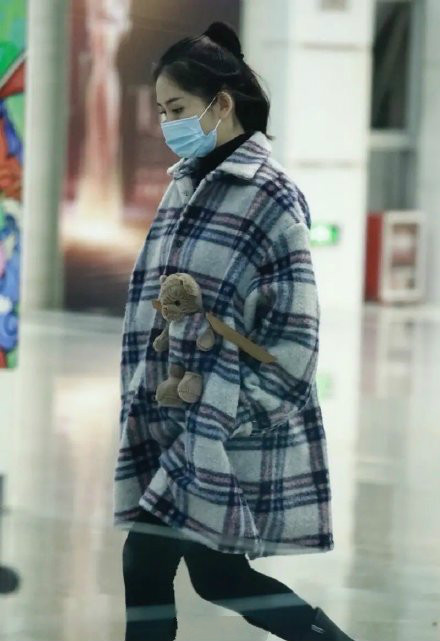 谢娜挺着二胎孕肚走机场，穿格纹大衣难掩明显孕相，双腿依旧纤细