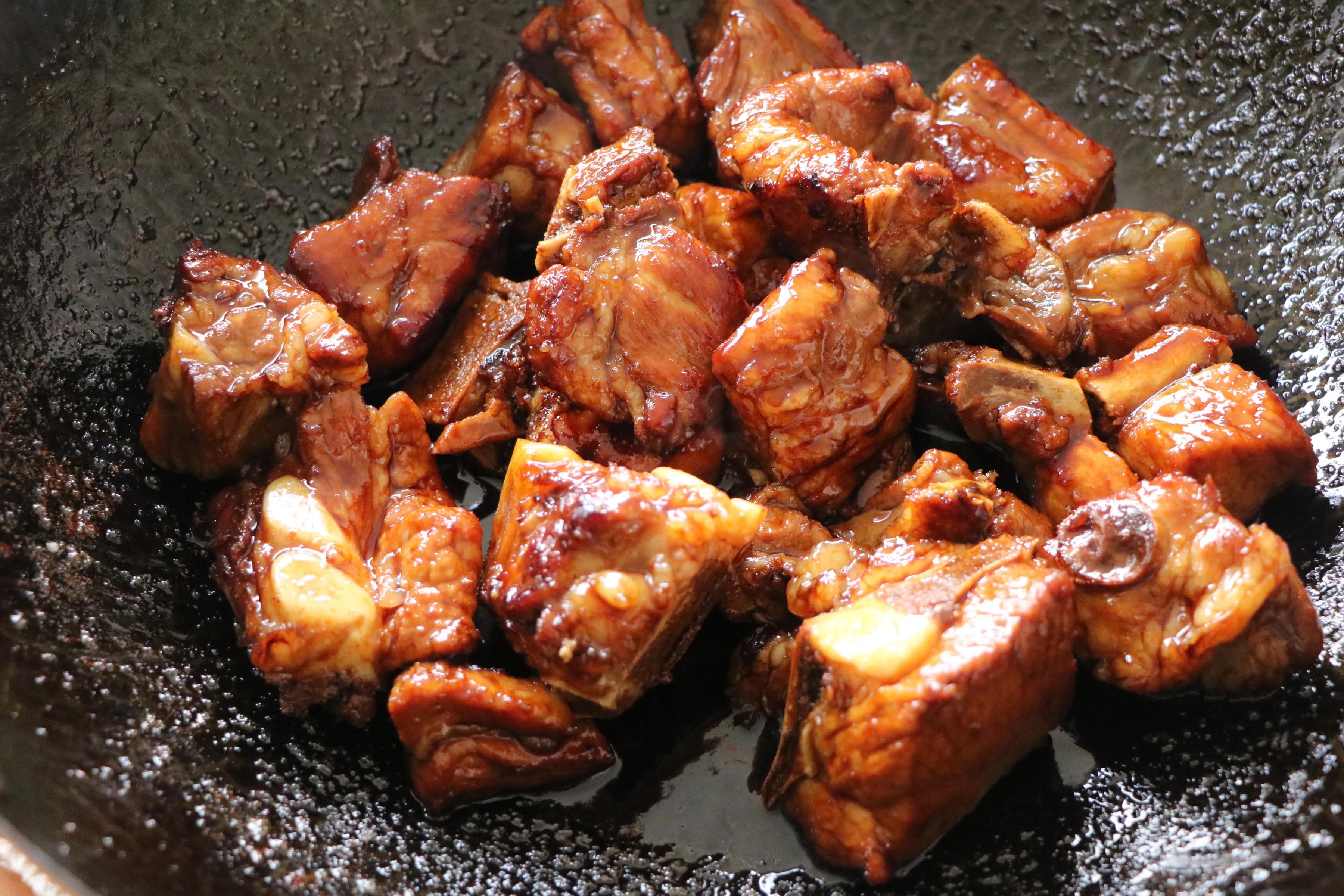 除夕年夜飯，孩子最愛的糖醋排骨，不用油炸，一碗料汁就搞定！