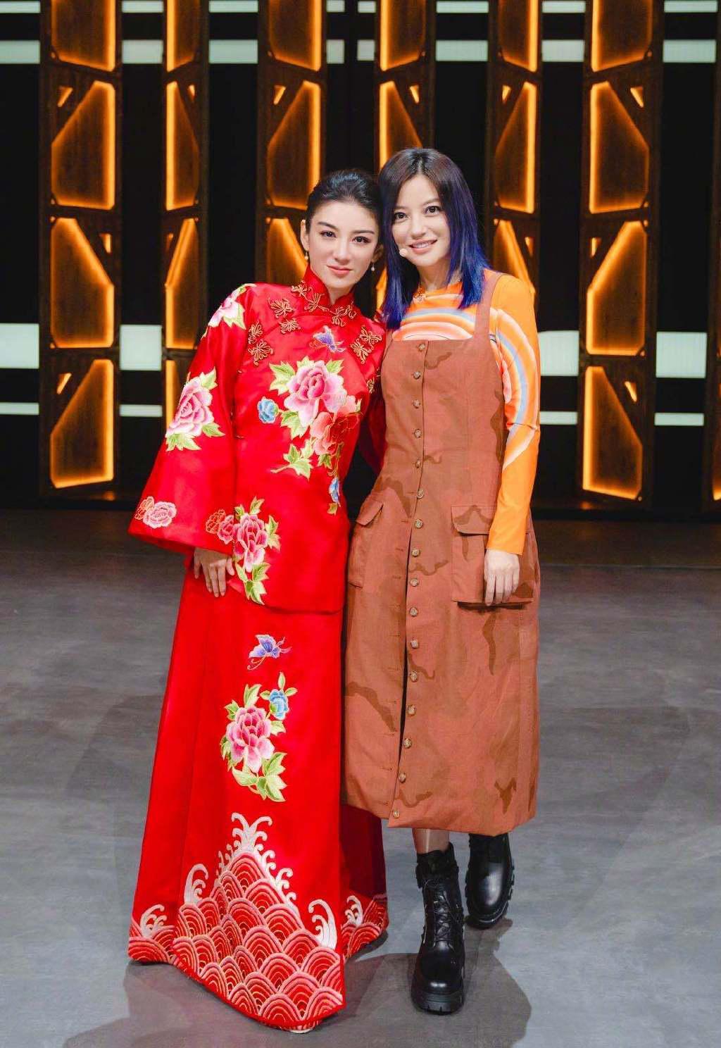黄奕赵薇两位小燕子世纪同框，姐妹亲切互动满满回忆杀