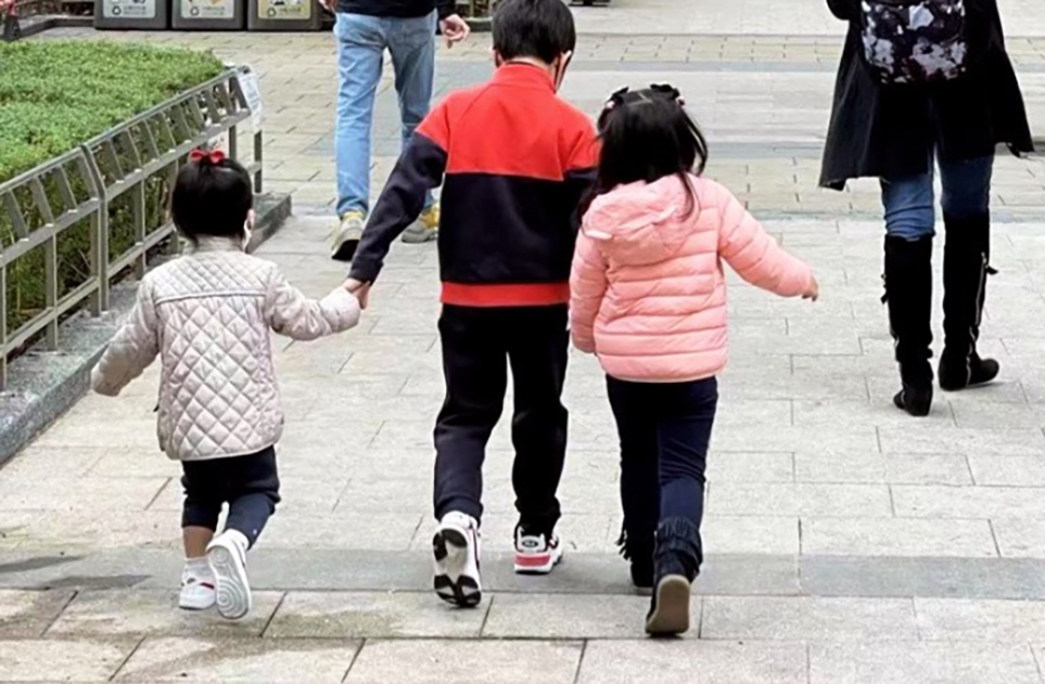 霍啟剛一家出遊畫面溫馨，郭晶晶童心未泯玩滑板，穿平價鞋接地氣