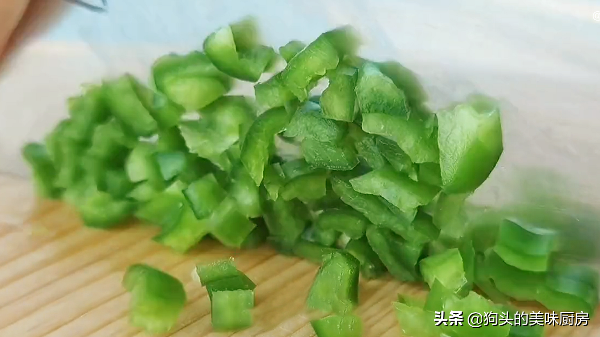 想吃披薩不用出去買，在家就能做，不和麵不揉麵，十分鐘就出鍋