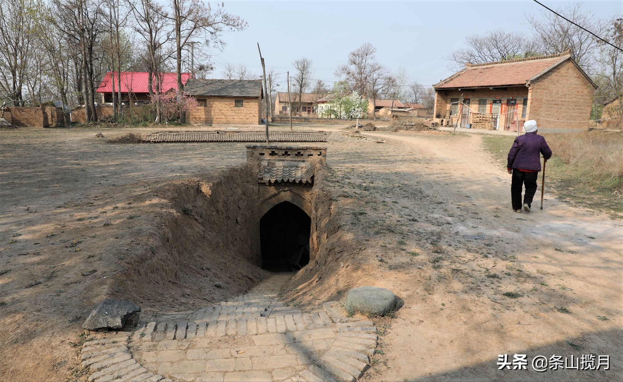 这几块石头摆在8旬老奶奶的地坑院里，里边的说道有谁知道