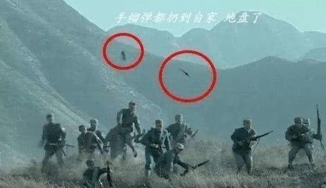 《亮剑》里的穿帮镜头，墙上竟然出现办证的的，网友回复亮了
