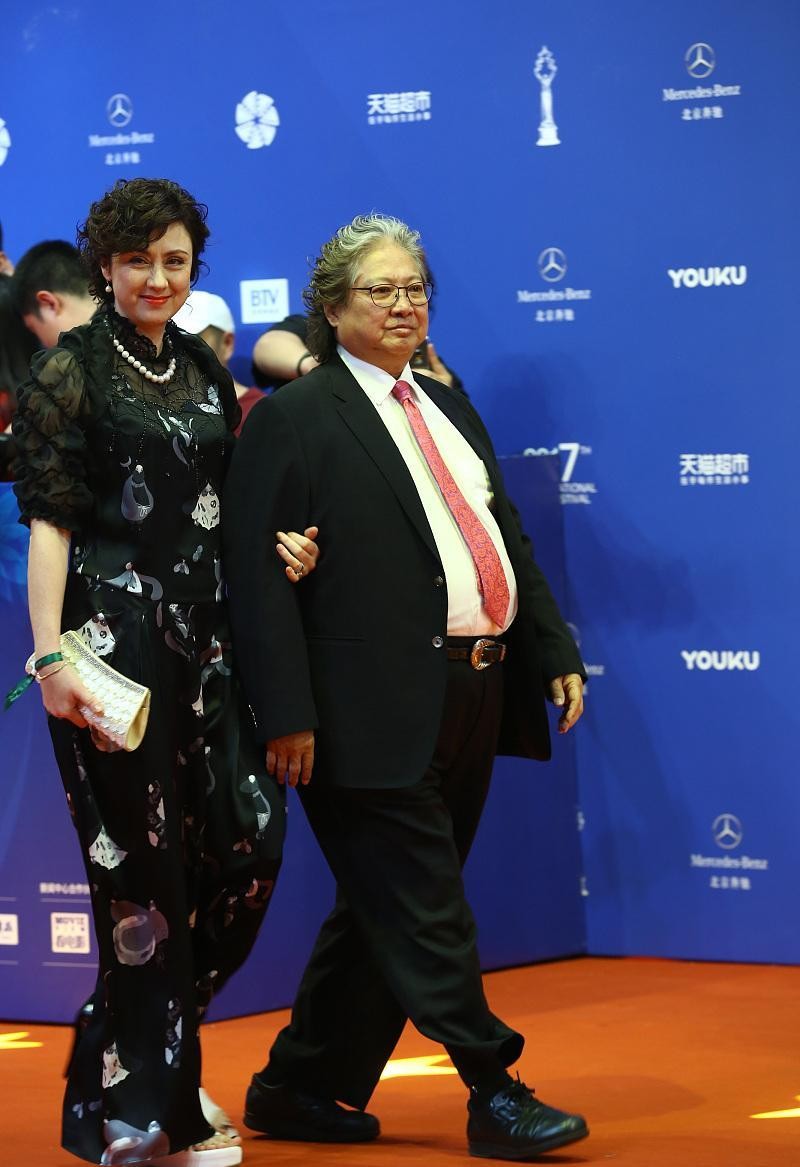 洪金寶現(xiàn)任妻子真是優(yōu)雅的代表，笑起來滿臉褶，但依舊氣質(zhì)高貴