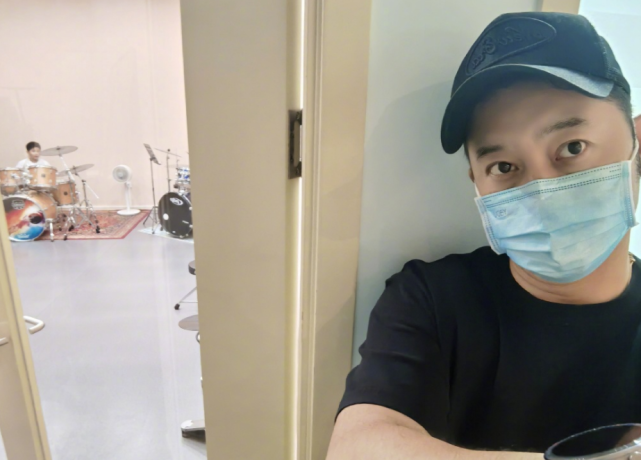 沙溢陪兒子上課，樓道里幹啃麵包還躲門外偷聽，卑微又真實