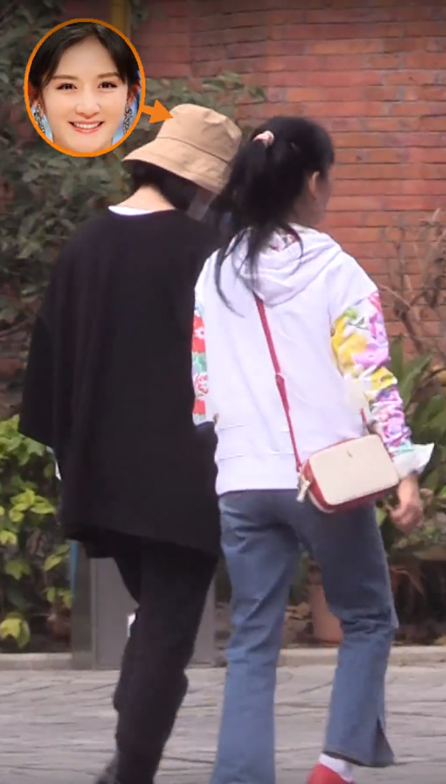 谢娜二胎孕肚曝光，与父母牵手同行外出用餐，肚大如箩快要生了