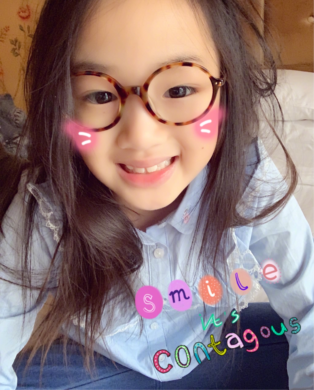 吴尊晒女儿，9岁NeiNei一头长发初露女神范，戴圆框眼镜呆萌可爱