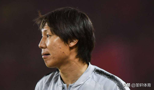 冲上热搜！李铁“吹刘海”在日本彻底火了，日本球迷：是太烫了吗