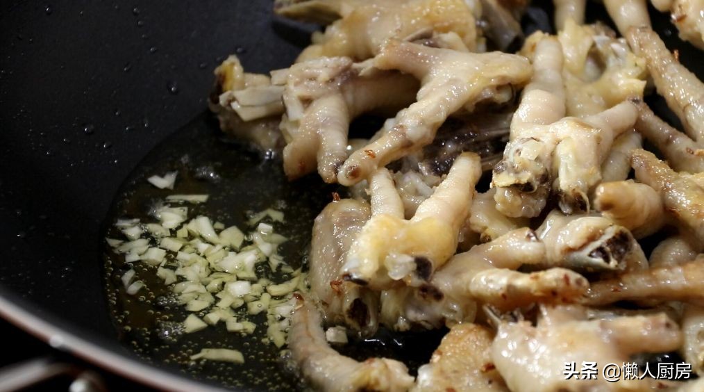 这是鸡爪的新做法，配上一点酸菜，开胃下饭，酥烂脱骨