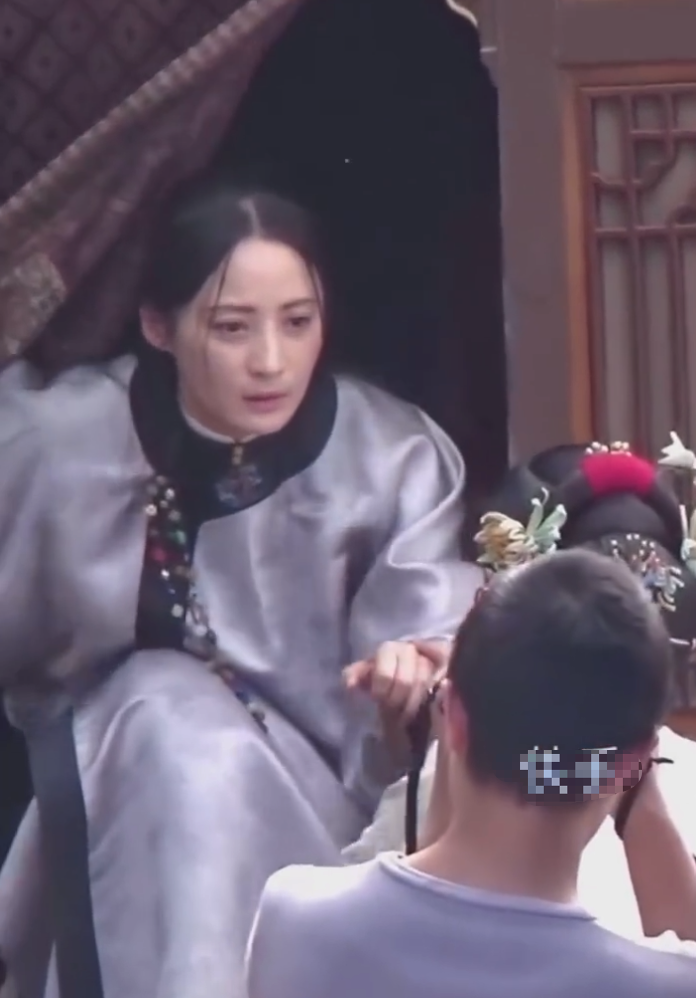 45岁蒋勤勤路透生图曝光，淡妆难掩天生丽质，网友：和甄嬛好像