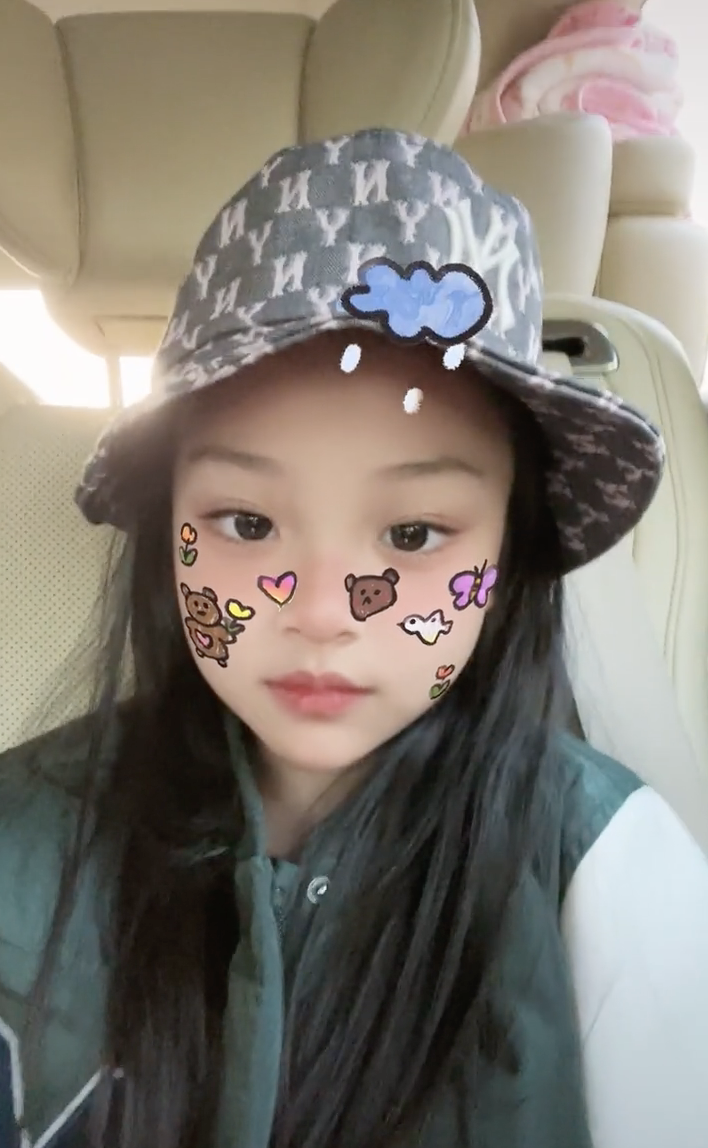 李小璐曬甜馨近照造型淑女，對鏡撇嘴害羞微笑，女漢子變軟妹子