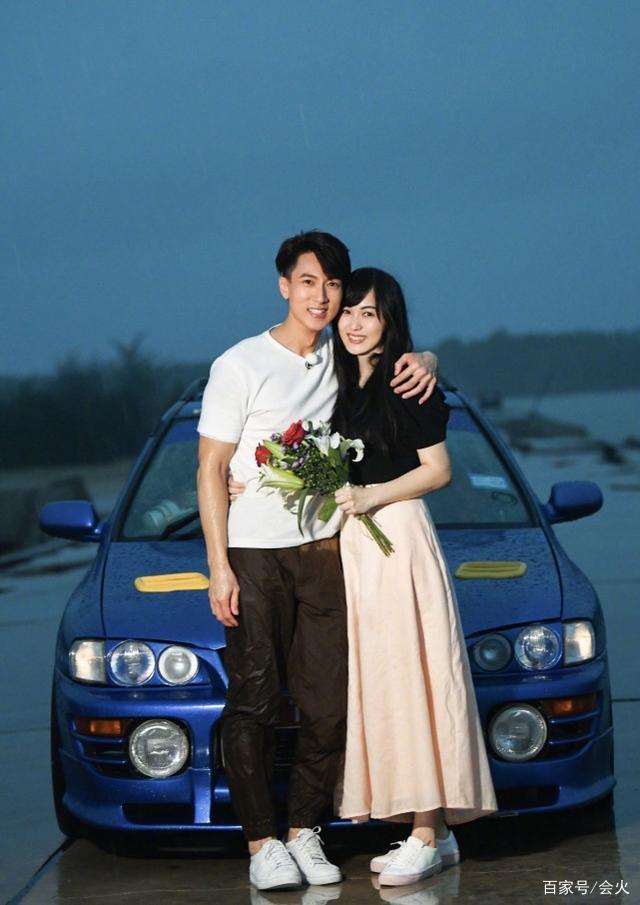 吴尊与老婆共进晚餐，手臂肌肉线条明显，侧颜精致素颜状态能打