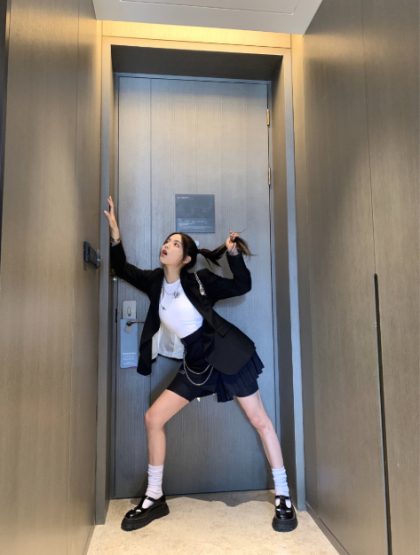 杨超越挑战jk学生风，白长袜穿成“堆堆袜”，这