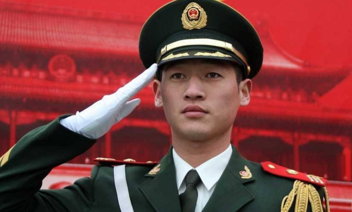 中国第一旗手高红甫，12年为祖国升旗6200次，退伍后拒绝百万年薪