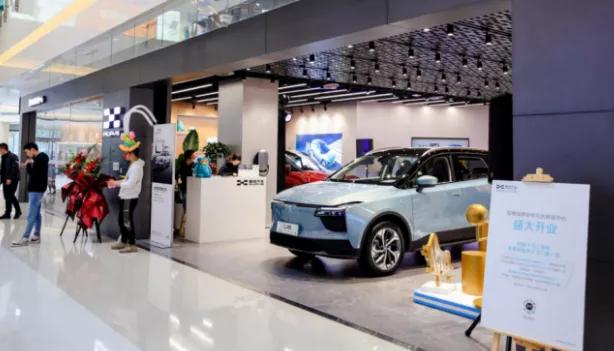 男孩子有什么坏心思呢？只不过是逛街的时候想看看车而已