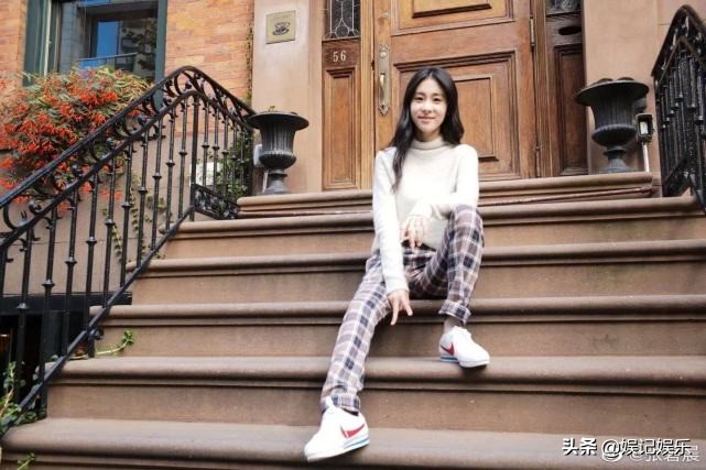 Hua Chenyu birthday, zhang Bichen nods assist to scatter candy, first trends after admitting to become Mom is sweet to everybody