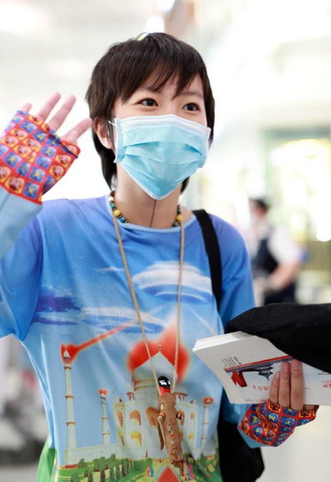 不愧是王菲女儿！24岁窦靖童终于长发飘飘，清纯