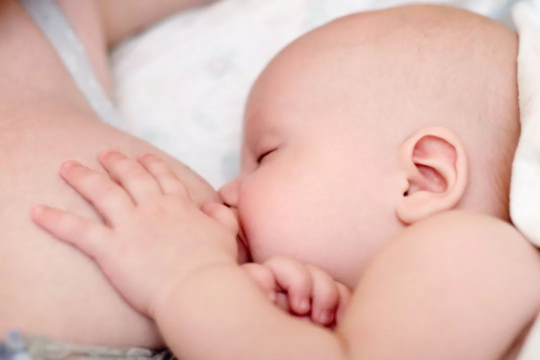 宝宝呛奶了，家长应该怎么做？