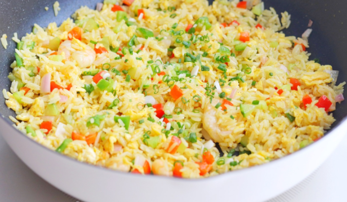 用剩饭炒一盘咖喱饭，在家也能吃出饭店的味道，连吃2碗都不够