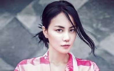 49岁李亚鹏与超模女友秀恩爱，不惧19岁年龄差，亲密像连体婴