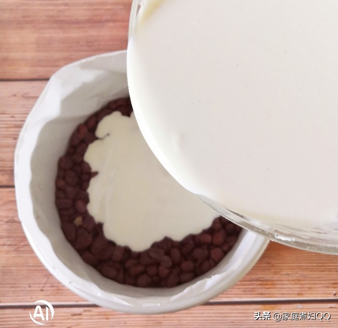 Sweet and soft glutinous rice and red bean cake, with distinct layers and rich taste, it is healthier with whole grains