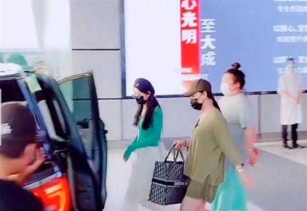 赵丽颖离婚后瘦得让人心痛，穿针织衫配阔腿裤撑不起，89斤像麻杆