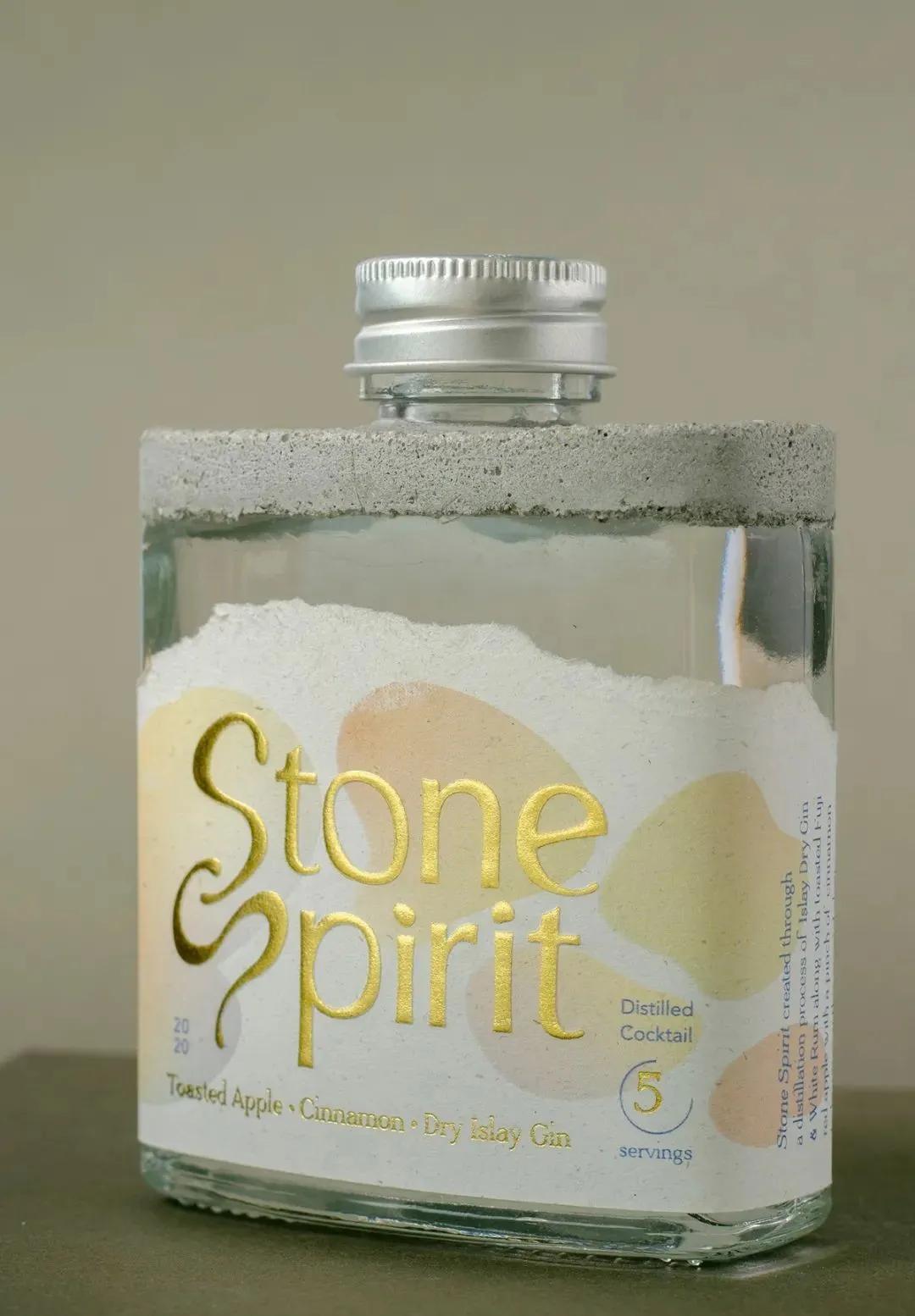 The combination of creative gin mixed with soil and glass material