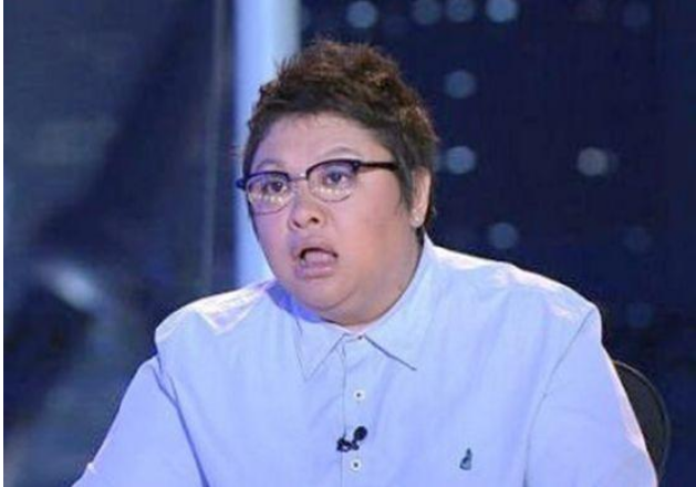 “反拿話(huà)筒”假唱事件后，跌落神壇的薩頂頂去哪了？