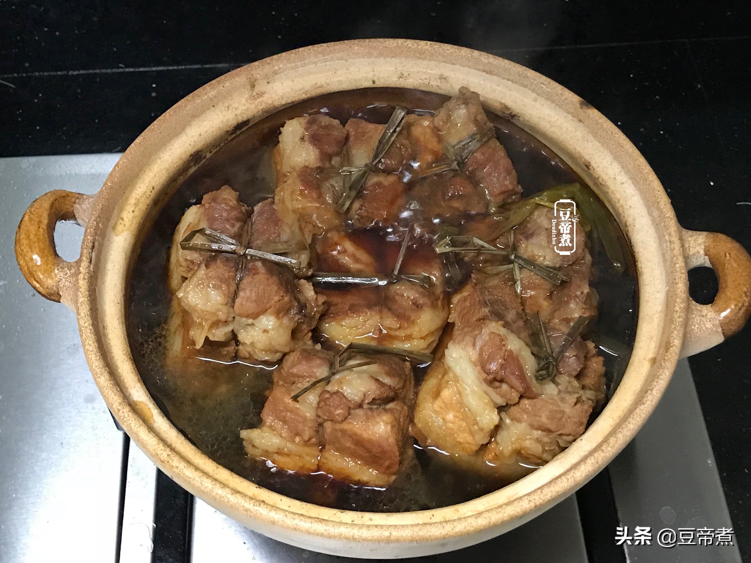 ​看看大厨是怎么做秘制东坡肉的，选料烹饪够讲究，味道就是不一样