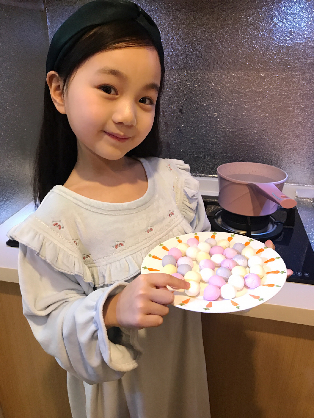 小山竹罕见晒生活照，7岁就会煮美食，快长成大女孩了