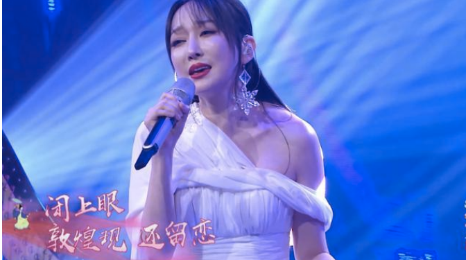 “反拿話(huà)筒”假唱事件后，跌落神壇的薩頂頂去哪了？